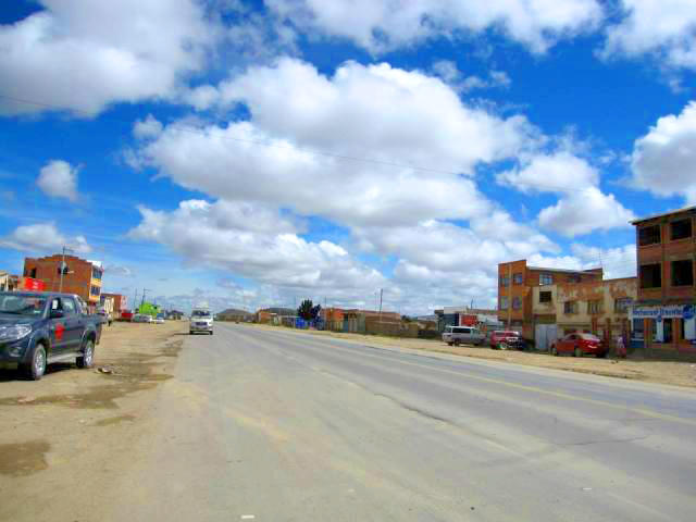 ボリビアの街並み。澄み渡る空がキレイ！