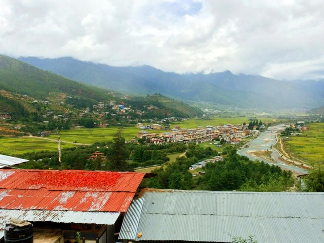 ブータンの風景（屋根の上にはトウガラシ）