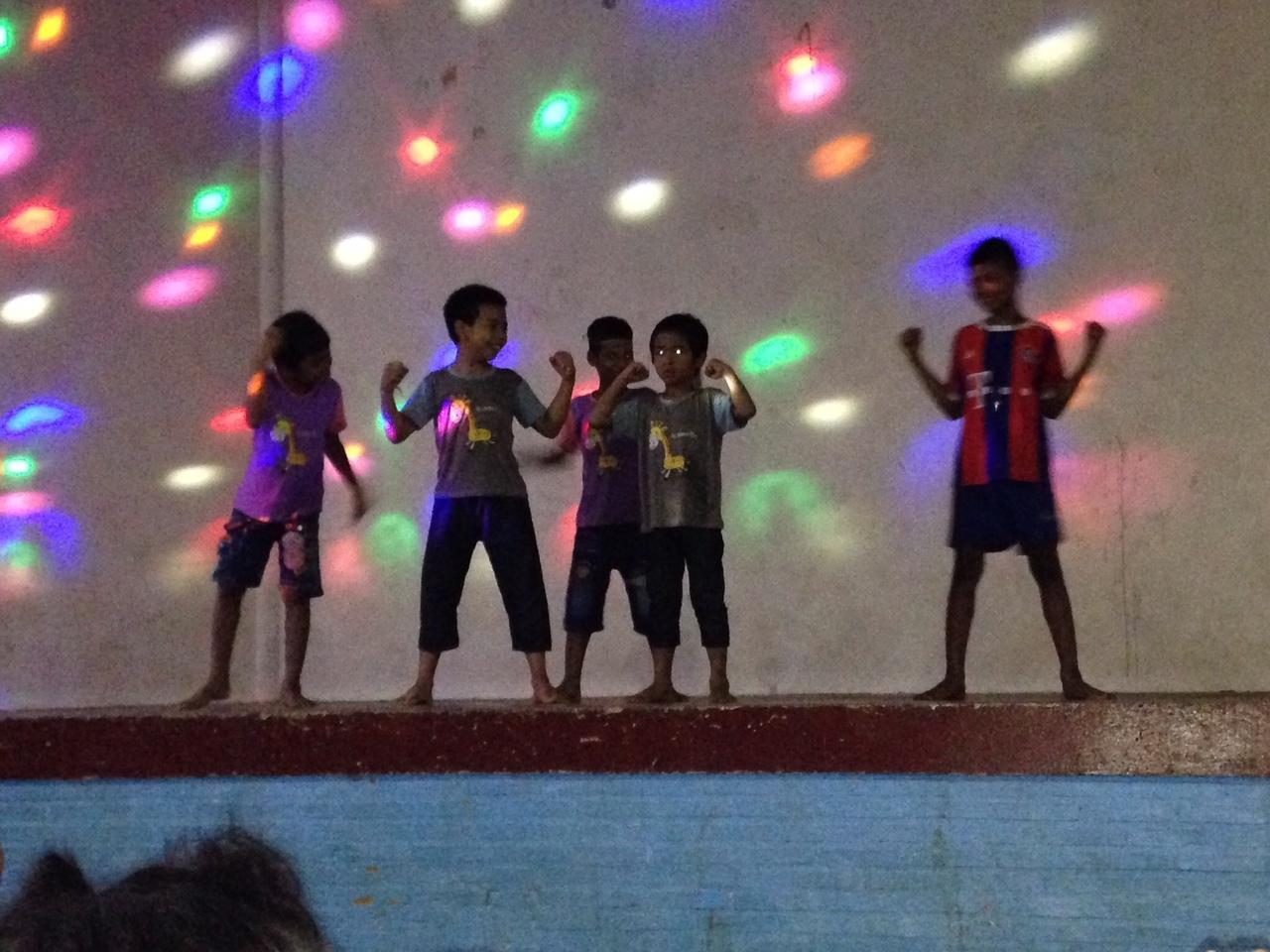 孤児院の人たちが開いてくれたお別れパーティーでの子供たちのダンス