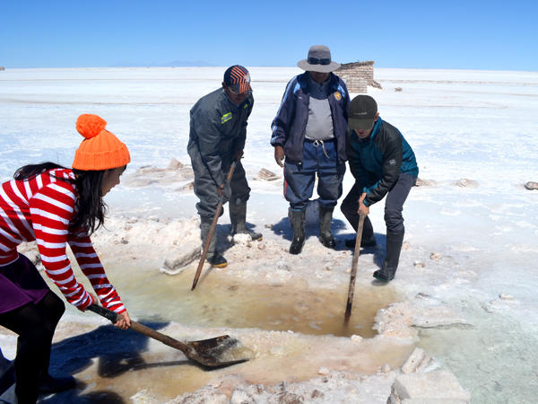 ウユニ塩湖で塩の切り出し作業