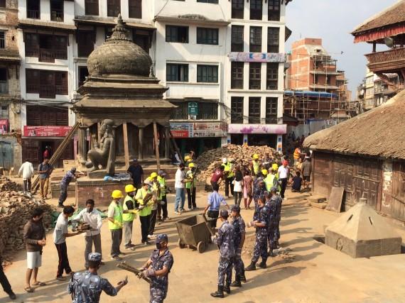 ネパール 震災直後の様子　人力での救出作業