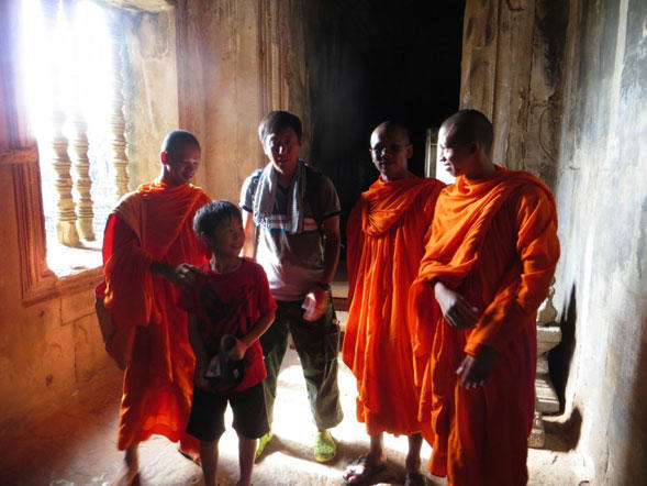 快く写真に応じてくださった、鮮やかな橙色の僧衣に身を包んだ僧侶