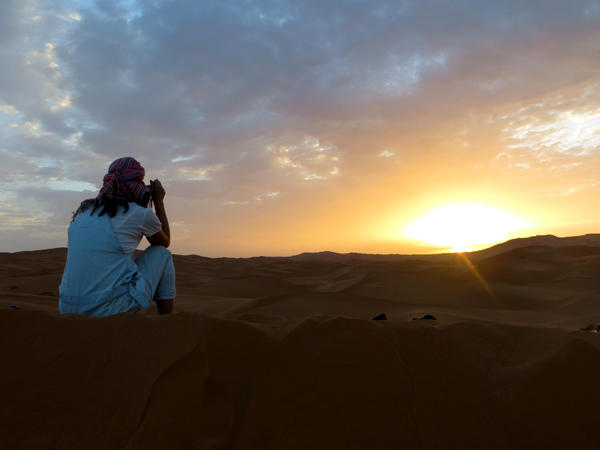 サハラ砂漠に朝日が昇る瞬間。
