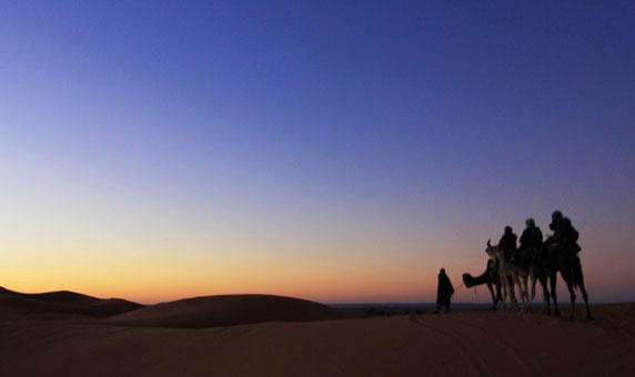サハラ砂漠で迎える夜明け