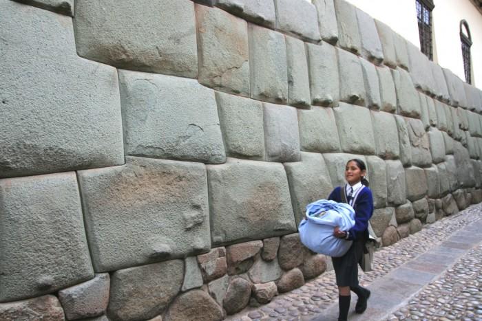 この女の子にとって、インカの石組が残るこの場所も日常の場