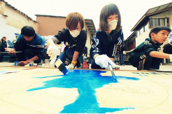 小学校に飾る『ペルー・日本友好』の看板作り