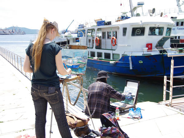 港で絵を描く人たち