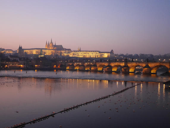 チェコのカレル橋の夜景