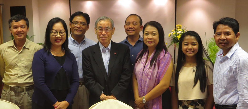 石澤良昭先生と母国で活躍するカンボジア人の教え子たち