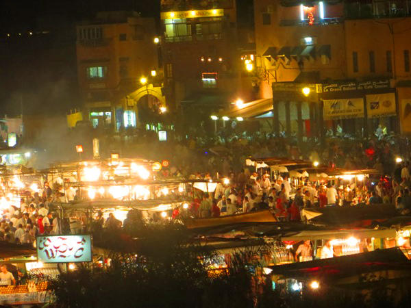 人の声や楽器の音や車のクラクションや色々な音が混ざりあう夜のフナ広場。人を吸い込むような魅力がある場所です