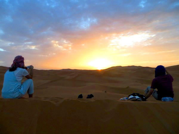 砂丘から見る朝陽は言葉で表現できない美しさ