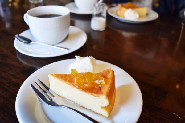 亀の井別荘のカフェでチーズケーキ