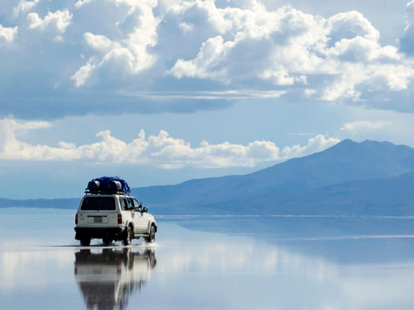 ウユニ塩湖 専用車のイメージ