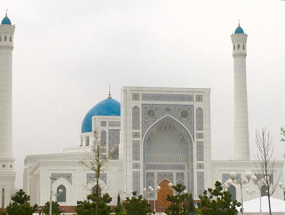 タシケント市内のバスから見えた白いモスク