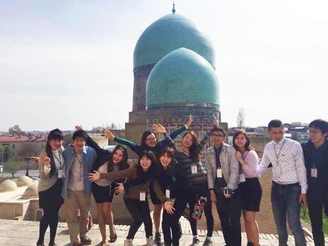 ウズベキスタンの学生のみんなと、こんなに仲良くなれました！