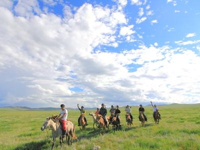FOOTRAVELモンゴル　草原でサッカー交流と乗馬を楽しむ5日間