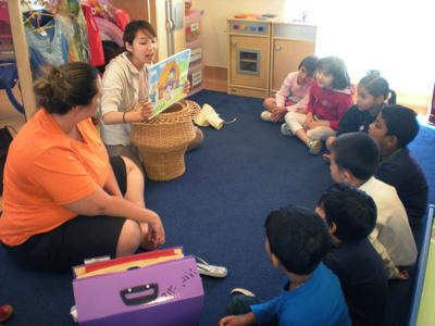 シドニーの幼稚園で先生体験。子どもたちに絵本を読んでいる様子。
