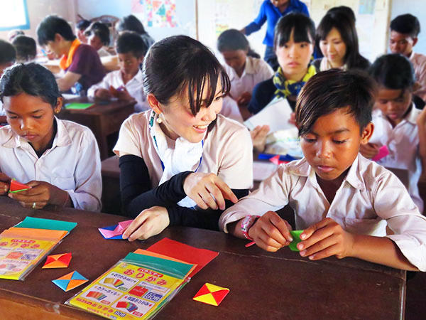 カンボジア 図工の楽しさを伝える活動