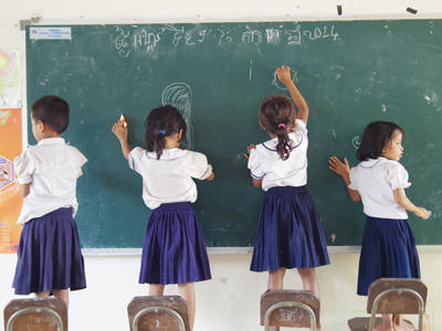 黒板に落書きするカンボジアの子どもたち