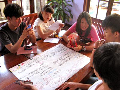  活動で学んだことを形にする「学習会」。ただ行って、楽しんで帰るだけでなくカンボジアでの学びを大切にしています。 説明