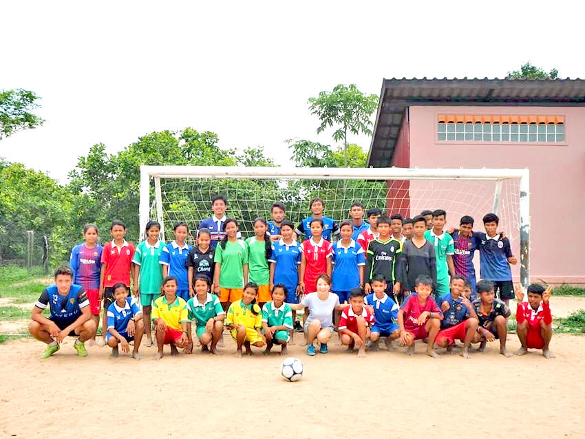 カンボジアの子どもたちと藤原選手