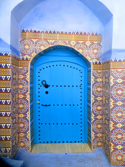 シャウエン色のドアとタイルの装飾が美しい！