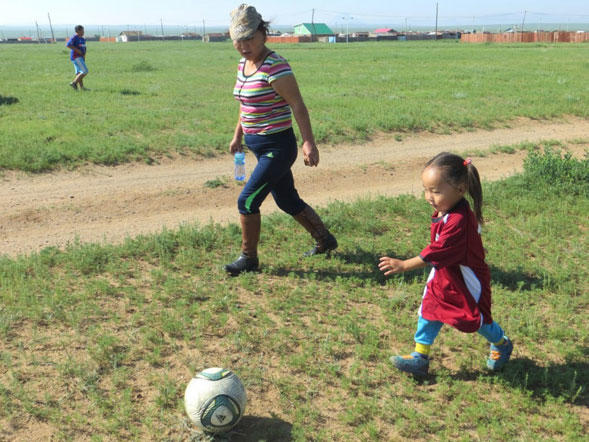 サッカーボールを追いかけるモンゴルの女の子！